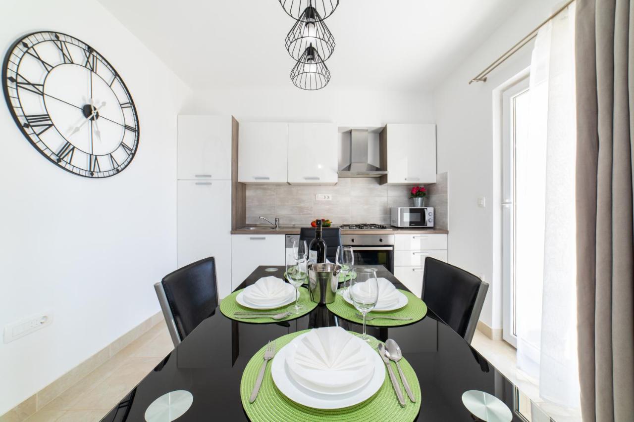Villa Sun Garden - 4 Star Villa With Heated Swimming Pool, Quiet Bay, Bbq, 50M From The Sea Milna  Luaran gambar