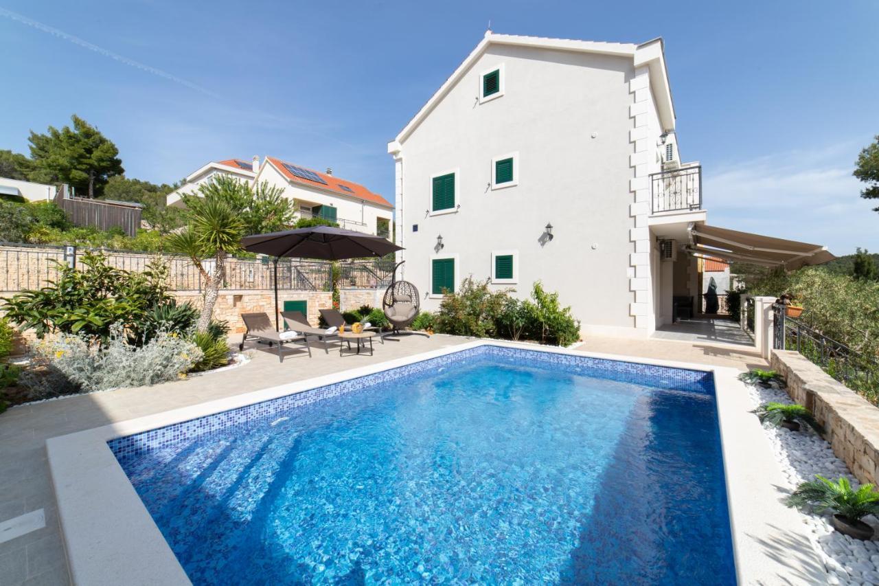 Villa Sun Garden - 4 Star Villa With Heated Swimming Pool, Quiet Bay, Bbq, 50M From The Sea Milna  Luaran gambar